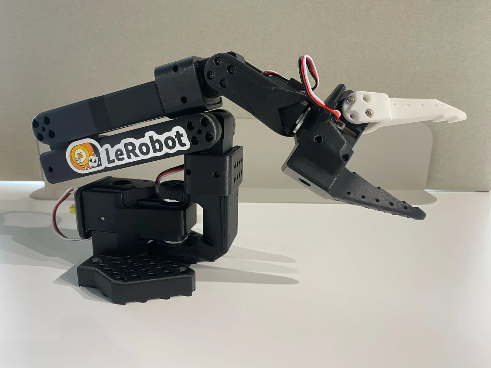 SO-101 robot arms hardware