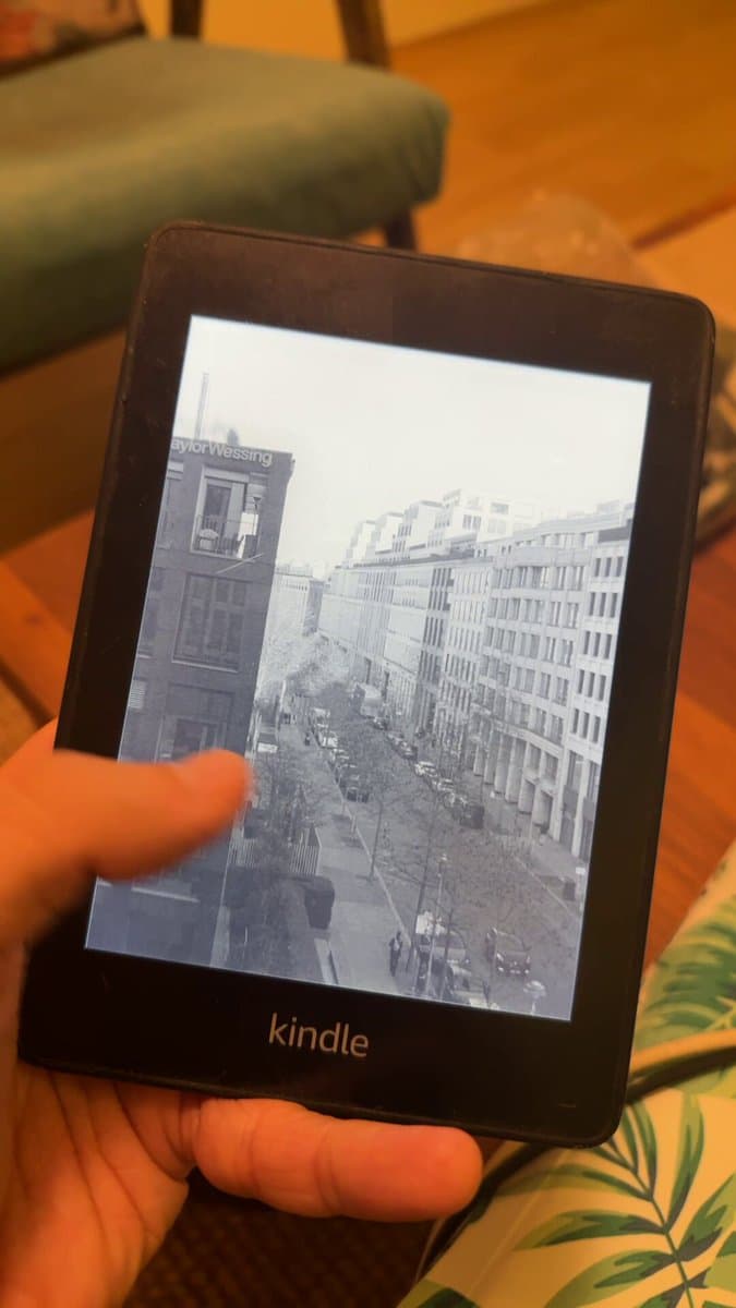 Kindle displaying a grayscale photograph in the author’s photo-frame demonstration